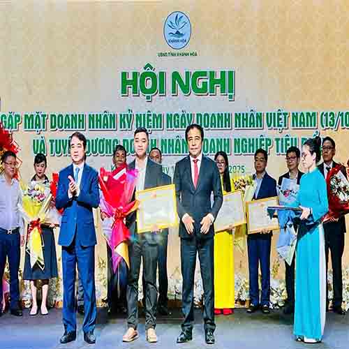 TRÍ TÍN NHẬN BẰNG KHEN: 