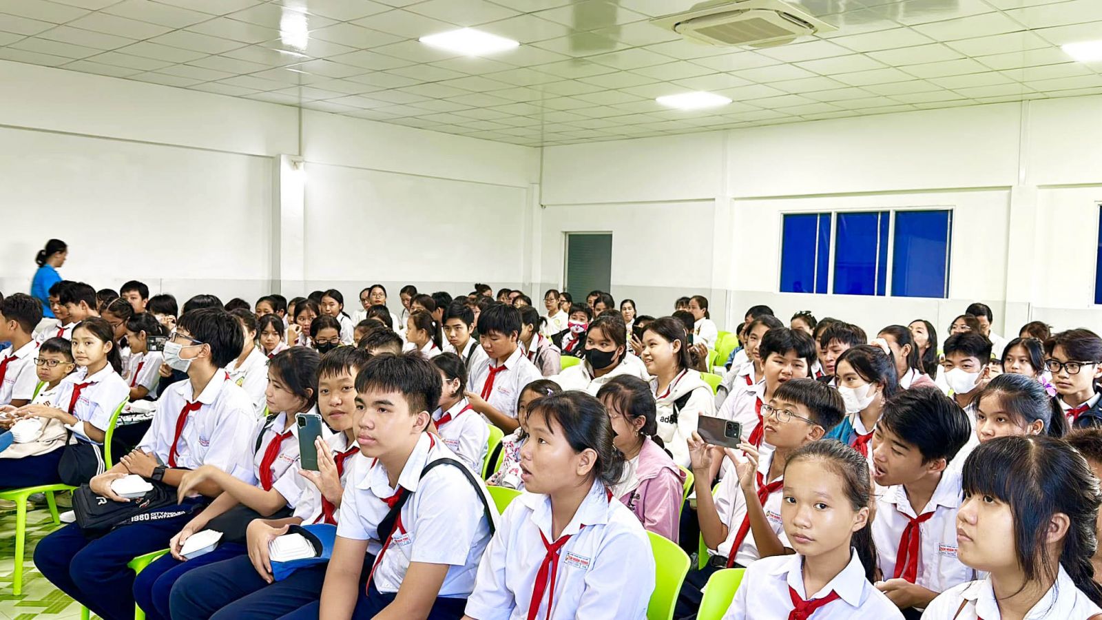 1 Trường THCS Trần Nhân Tông tham quan nhà xưởng