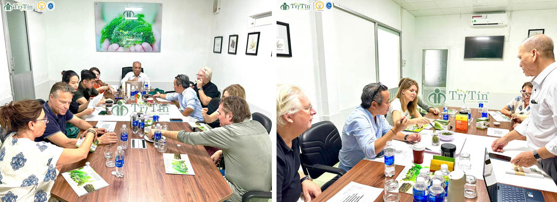 1 khách châu âu tham quan xưởng rong