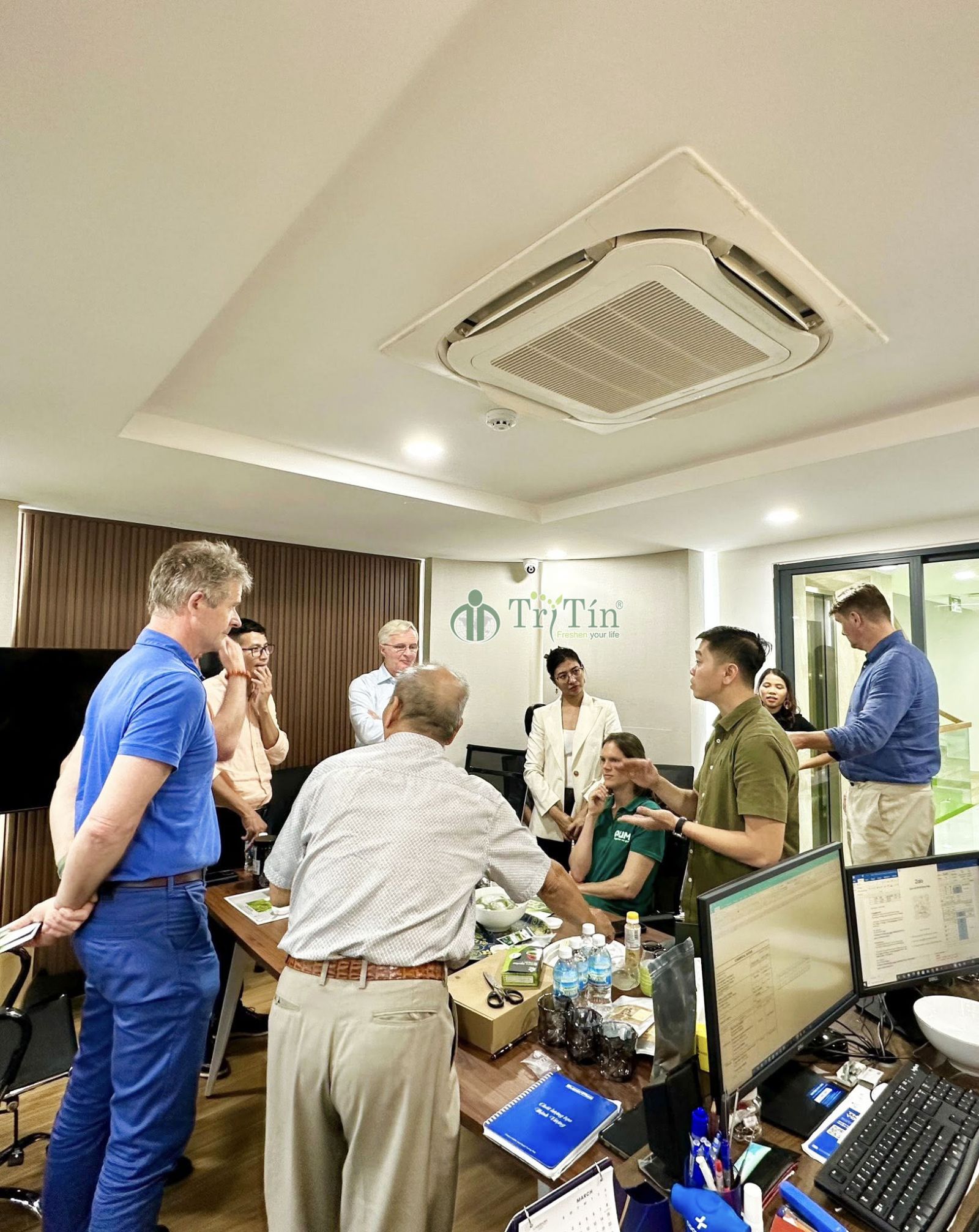 2 Khách Châu Âu đến tìm hiểu hoạt động của công ty