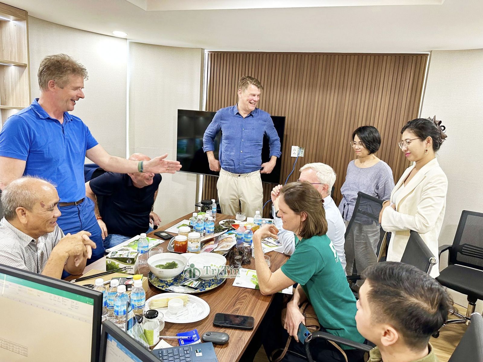 4 Khách Châu Âu đến tìm hiểu hoạt động của công ty