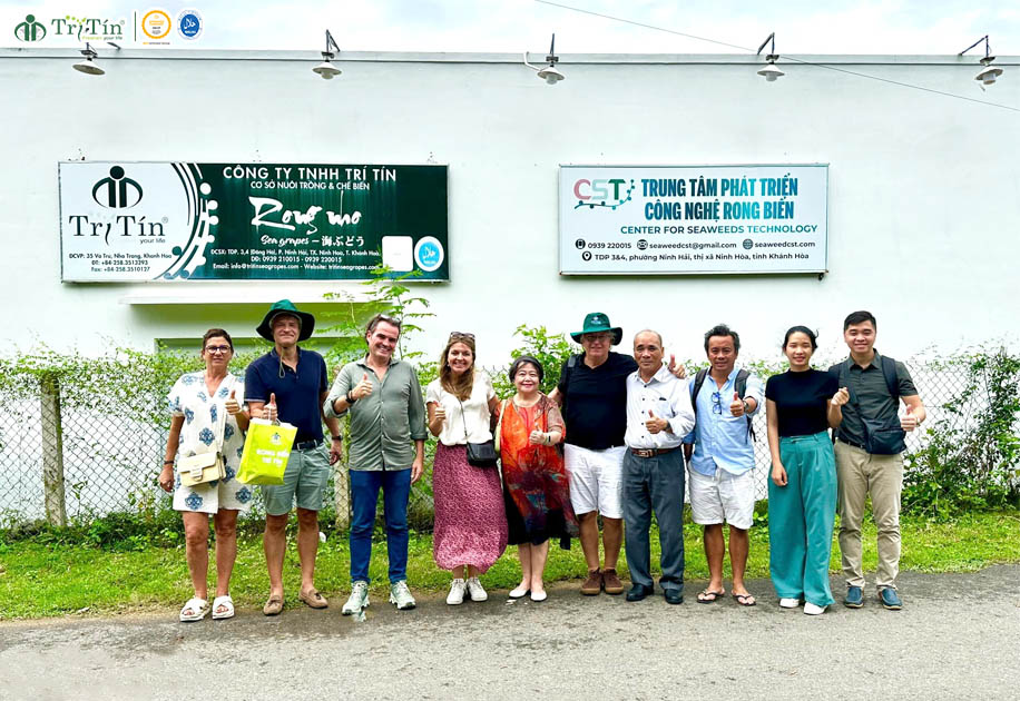 7 khách châu âu tham quan xưởng rong