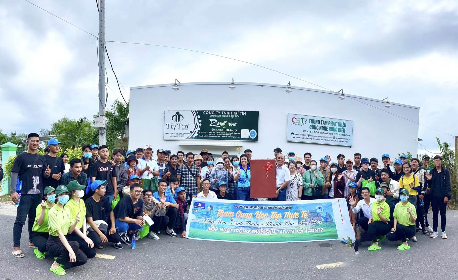 Chụp ảnh lưu niệm với đoàn