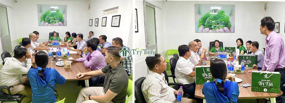 Đoàn thưởng thức các loại rong biển