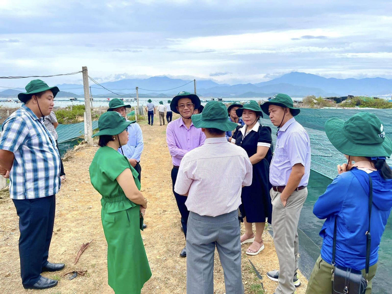 Tham quan đìa nuôi rong