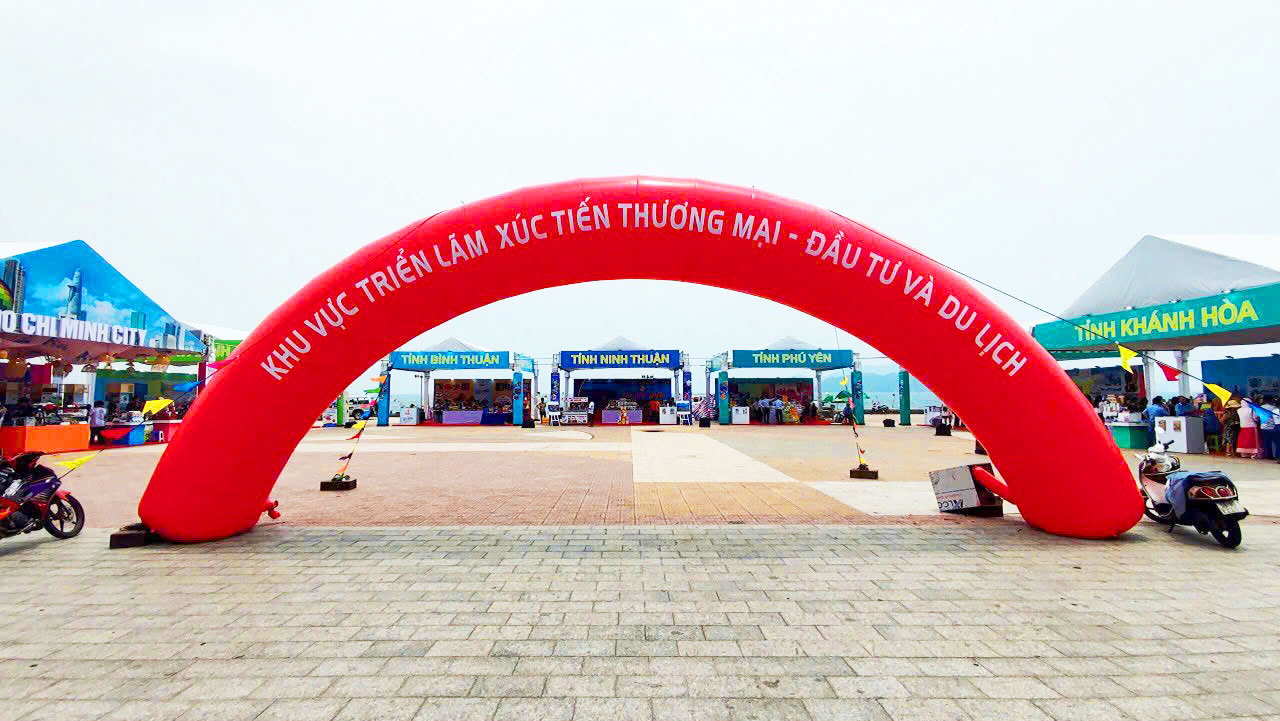 Cổng chào khu trưng bày