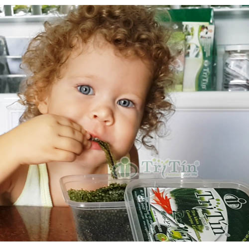 em bé Nga ăn rong nho Trí Tín ngon lành